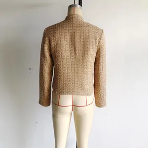 Vista posteriore dettagliata di una classica giacca corta in tweed beige da donna.