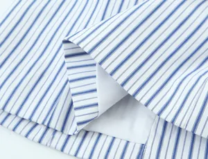 Primo piano del tessuto a righe bianche e blu con cuciture e fodera rifinite