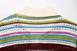 Detailansicht des Polo-Kragens und der farbenfroh gestreiften Häkelstrick-Textur.