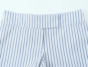 Vista ravvicinata del dettaglio in vita degli shorts mini a righe bianche e blu