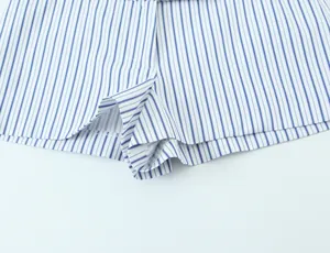 Primo piano dei mini pantaloncini a righe verticali bianche e blu con dettaglio orlo