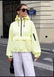 Stile street di giacca pullover giallo pallido con cappuccio e tasche