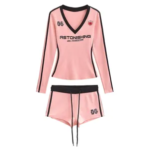 Gedetailleerd overzicht van de roze Amerikaanse retro set met V-hals shirt en bijpassende shorts