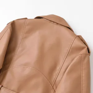 Vue détaillée du dos d'une veste de motard en similicuir camel montrant la texture