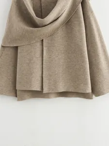 Detailansicht eines kamelroten Strickmantels mit elegantem asymmetrischem Schalkragen
