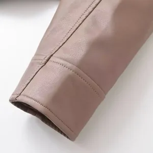 Vue détaillée des coutures et de la texture d'une manche de veste moto en similicuir