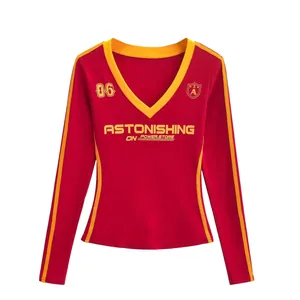 Vintage Amerikaans rood shirt met lange mouwen, gele V-hals en sportieve grafische print