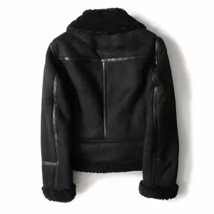 Vista posteriore dettagliata della giacca da motociclista in ecopelle e shearling nero.