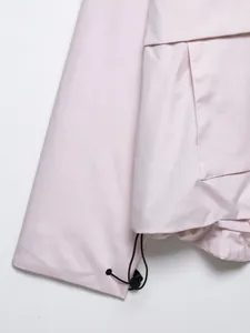 Dettaglio della giacca a vento rosa impermeabile con coulisse sul bordo inferiore.