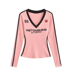 Vooraanzicht van roze T-shirt met lange mouwen, V-hals en grafische printdetails