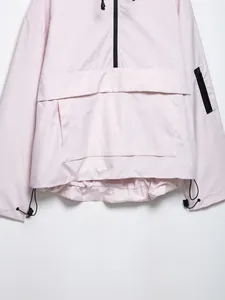 Dettaglio della giacca a vento rosa impermeabile con tasca e coulisse sul bordo
