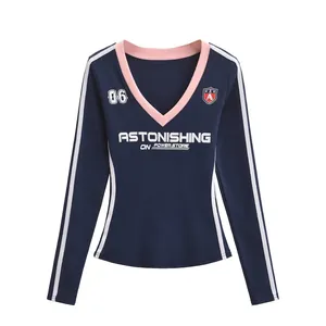 Detailweergave van marineblauw T-shirt met lange mouwen, V-hals en roze afwerking