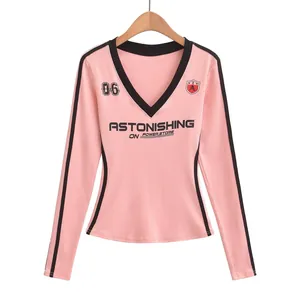 Vooraanzicht van roze T-shirt met lange mouwen, V-hals, contraststrepen en tekstprint