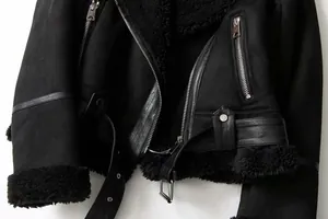 Primo piano di una giacca da aviatore in shearling nero con dettagli di cerniera