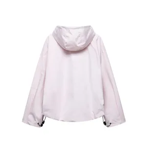 Vista posteriore della giacca a vento rosa chiaro da donna con coulisse regolabile