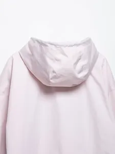 Vista posteriore dettagliata di una giacca con cappuccio rosa chiaro in tessuto a tre prove