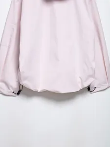 Dettaglio dell'orlo della giacca outdoor rosa chiaro con coulisse elastiche regolabili