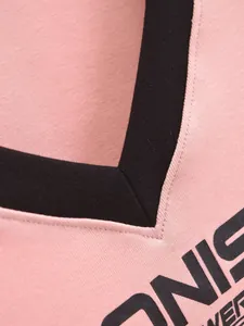 Close-up van roze T-shirt met zwarte V-hals en gedetailleerde macro-stoftextuur