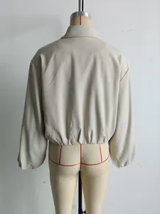 Achteraanzicht van een modieus beige bomberjack met pofmouwen en elastische zoomlijn.
