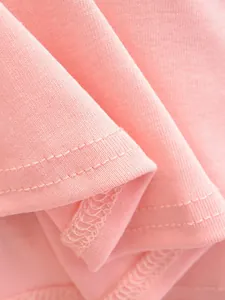 Detailopname van hoge kwaliteit van roze stof met professionele dubbele stiksels