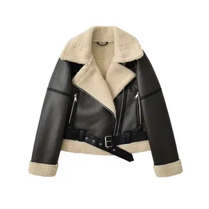 Giacca da aviatore in shearling spessa da donna con rever ampio e cintura in vita