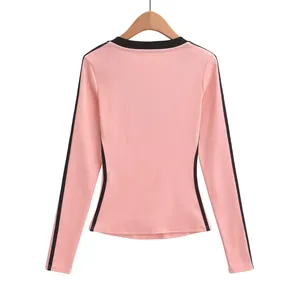 Achteraanzicht van roze shirt met lange mouwen en zwarte contrasterende zijstrepen