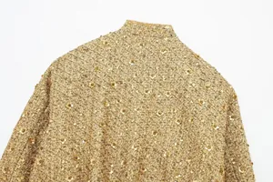 Detailansicht einer luxuriösen goldfarbenen Pailletten-Tweed-Jacke mit Fokus auf den Kragen