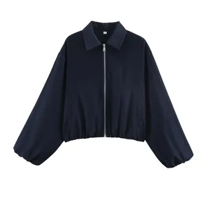 Detail van de elastische zoom en zilveren rits van het donkerblauwe jasje.