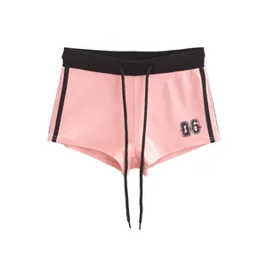 Detailopname van de roze en zwarte Amerikaanse vintage hotpants met 06 opdruk