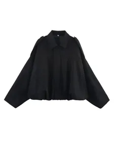 Moderne schwarze Bomberjacke mit Fledermausärmeln, Reißverschluss und gerafftem Saum.