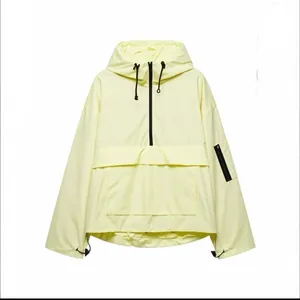 Giacca a vento da donna giallo pallido con cappuccio, tessuto impermeabile e mezza zip
