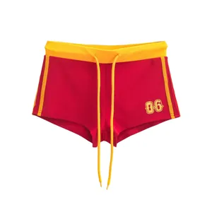 Detail van rode American vintage short met gele trekkoorden en 06-printopdruk