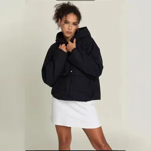 Giacca a vento con cappuccio nera da donna, impermeabile con tasche, collezione 2025