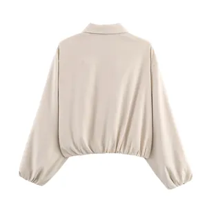 Achteraanzicht van een beige korte jas met pofmouwen en een elastische zoom