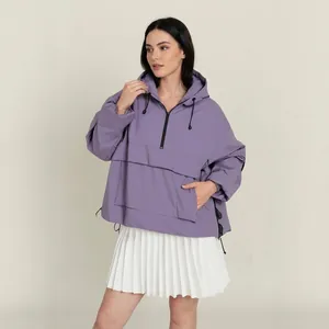 Elegante giacca a vento viola con cappuccio in pregiato tessuto a tripla protezione donna.
