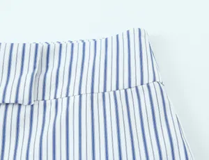 Dettaglio ravvicinato del tessuto a righe verticali blu e bianche per set estivo
