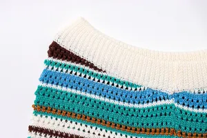 Detail von gestreiften Häkelshorts-Bund mit komplizierten Strickmustern und lebhaften Farben