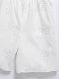 Κοντινό πλάνο λευκού ποπλίνα σορτς με εξαιρετικά λεπτομερές κέντημα με λουλούδια