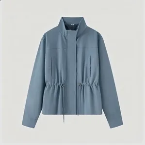 Veste utilitaire gris-bleu pour femme avec taille à cordon et col montant élégant