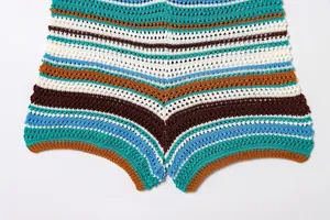 Hochwertige Makroaufnahme der bunt gestreiften Häkelshorts mit Lochstrick-Textur