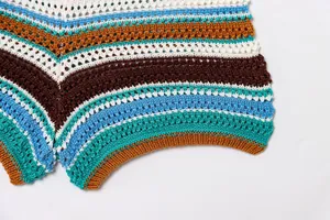 Detaillierte Nahaufnahme der komplizierten Textur von bunt gestreiftem Häkelstrickgewebe