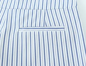 Vista dettagliata degli shorts a righe verticali bianche e blu con tasca posteriore