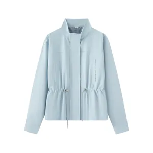 Vue détaillée d'une veste bleu clair avec cordon de serrage et col montant chic