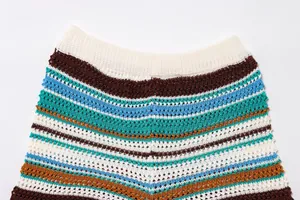 Detailansicht der gestreiften Häkel-Strickshorts mit elastischem, weißem Rippstrickbund.