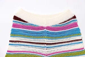 Detailansicht der bunt gestreiften Häkelshorts mit feiner Stricktextur und Mustern