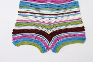Detailansicht der farbenfrohen Häkelstreifenshorts mit aufwendiger Strickstruktur