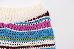 Nahaufnahme farbenfrohe gestreifte Häkelshorts mit durchbrochenem Strickmuster