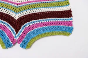 Detaillierte Nahaufnahme von bunt gestreiften Häkelshorts mit einem Chevron-Muster