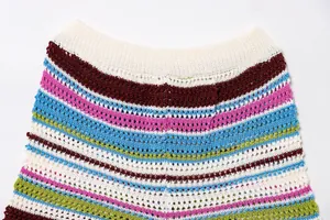Detailansicht der mehrfarbig gestreiften Häkelshorts mit Strickmuster und Rippbund.
