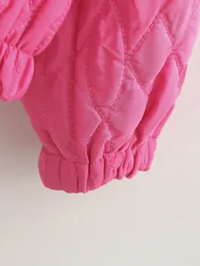 Dettaglio della giacca trapuntata rosa con manica a lanterna e polsino elasticizzato.
